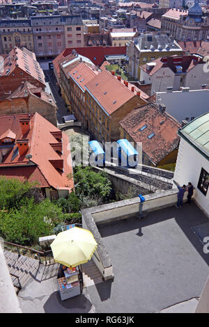 ZAGREB, KROATIEN - März 21,2014: Zagreb Standseilbahn, Anschließen der Ilica Straße mit Strossmayer Promenade, Ansicht von der Oberseite der Lotršèak-Turm, Za Stockfoto