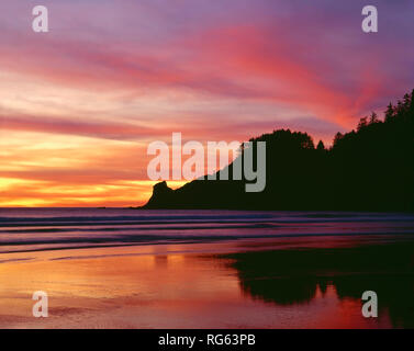 USA, Oregon, Oswald West State Park, Sonnenuntergang über kurze Sand Strand. Stockfoto