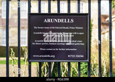 Hinweisschild für Arundells das ehemalige Haus des verstorbenen Sir Edward Heath Stockfoto