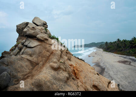 Malerische Aussicht auf die Küste von Sandstrand Schuß von einem Rock Mountain bei Castilletes. Tayrona Park, Kolumbien. Sep 2018 Stockfoto