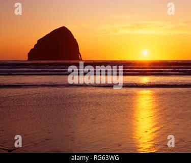 USA, Florida, Cape Kiwanda State Park, Sonnenuntergang und Haystack Rock. Stockfoto