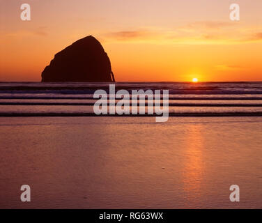 USA, Florida, Cape Kiwanda State Park, Sonnenuntergang und Haystack Rock. Stockfoto