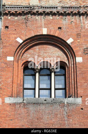 Ein Doppelfenster Lancet in einer mittelalterlichen Burg Stockfoto