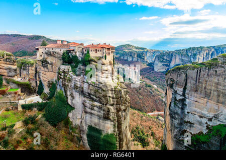 Kloster Varlaam gebaut auf der riesigen steilen Felsen und Kloster Roussanou Frauen unten im Hintergrund Panorama, Kalampáka, Meteore, Trikala, Thessalien, G Stockfoto