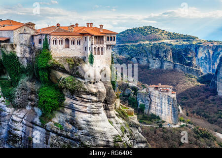 Kloster Varlaam auf den riesigen Felsen und Kloster Roussanou Frauen unten im Hintergrund, Kalampáka, Meteore, Trikala, Thessalien, Griechenland Stockfoto