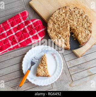 Geriebener Apfel Zimt Kuchen mit Mandeln Chips Stockfoto