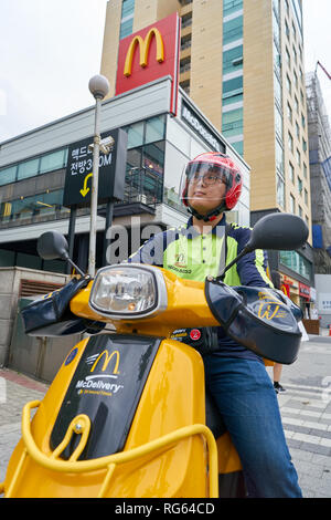 SEOUL, Südkorea - ca. Mai 2017: McDonalds Lieferung in Seoul. McDonald's ist eine US-amerikanische Hamburger und Fast Food Restaurant kette. Stockfoto