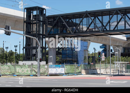 Ein neuer Aufzug und Fußgänger-Überführung, die acht Fahrspuren Kreuz, in der Nähe der Station als Teil der neuen U-Bahn gebaut wird Stockfoto