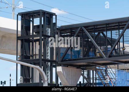 Ein neuer Aufzug und Fußgänger-Überführung, die acht Fahrspuren Kreuz, in der Nähe der Station als Teil der neuen U-Bahn gebaut wird Stockfoto