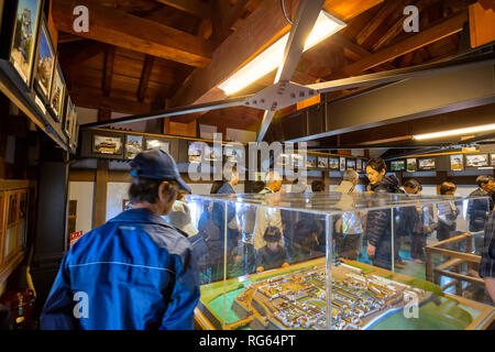 Hirosaki, Japan - 23 April 2018: Nicht identifizierte Personen innerhalb des Hirosaki Burg Turm, es ist das einzige Schloss in der Edo Periode in Th bauen Stockfoto