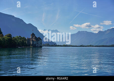 Schloss und Berge von Chillon. Es ist eine mittelalterliche Festung am Genfer See (Lac Leman), in der Nähe von Montreux, Kanton Waadt, Schweiz Stockfoto