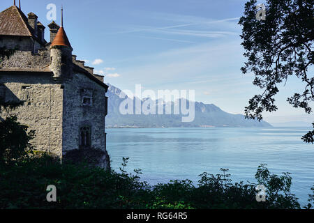 Schloss und Berge von Chillon. Es ist eine mittelalterliche Festung am Genfer See (Lac Leman), in der Nähe von Montreux, Kanton Waadt, Schweiz Stockfoto