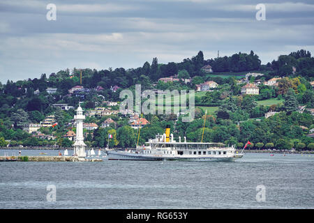 Panorama des Genfer Sees mit Booten, Leuchtturm und grüner Natur, Genf, Schweiz Stockfoto