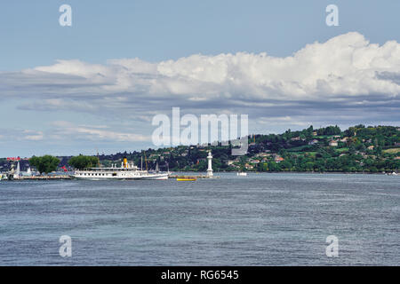 Panorama des Genfer Sees mit Booten, Leuchtturm und grüner Natur, Genf, Schweiz Stockfoto