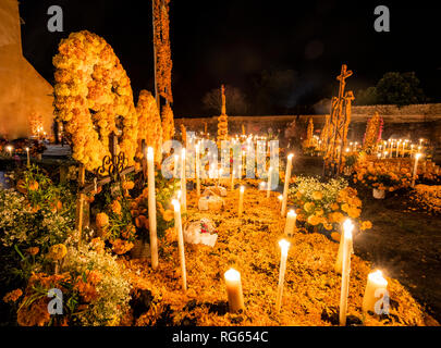 Die candelit Friedhof von Arocutin, Michoacán, Mexiko während der Tag der Toten. Stockfoto