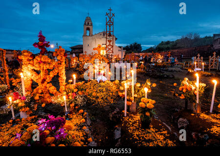 Friedhof und Kirche am Tag der Toten in Arocutin, Michoacán, Mexiko. Stockfoto