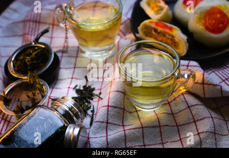 Oolong Tee mit chinesischem Gebäck Stockfoto