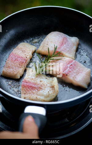 Braten Fisch in der Küche pan Stockfoto