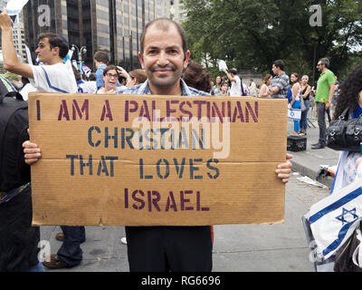 Pro-Israel Demonstranten Rally in der Nähe des Columbus Circle in NEW YORK CITY während der gegenwärtigen israelisch-palästinensischen Krise, Aug 1, 2014. Palästinensische Christliche verleiht seine sup Stockfoto