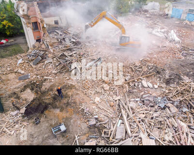 Blick von oben auf abbruchbaustelle mit industriellen Maschinen und Arbeiter heraus zu löschen, das Gebiet Stockfoto