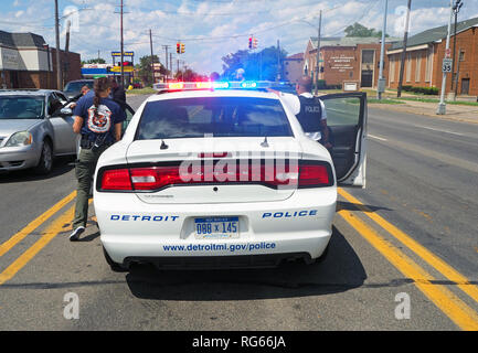 Polizei stoppt ein Fahrzeug in Detroit, Michigan Stockfoto