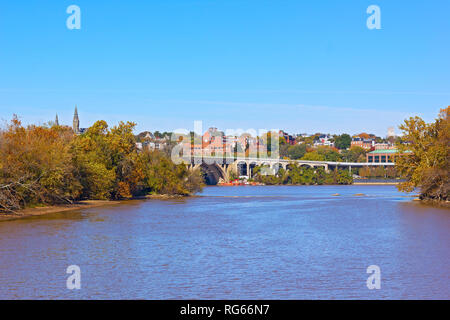 Herbst am Potomac River in der Nähe von Key Bridge renoviert. Schönen Morgen in der Nähe von Wasser im Herbst in Washington DC, USA. Stockfoto