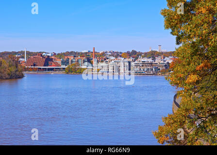 Georgetown waterfront entlang Potomac River im Herbst, Washington DC, USA. Panoramablick auf die US-Hauptstadt und das Stadtbild mit nationalen Kathedrale am Horizont. Stockfoto