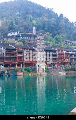 FENGHUANG, Hunan, China - Dezember 12, 2018: Blick auf die Pagode durch die Tuojiang Tuo Jiang River (Fluss) in Phoenix antike Stadt Fenghuang (Grafschaft), C Stockfoto