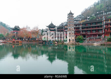 FENGHUANG, Hunan, China - Dezember 12, 2018: Blick auf die Pagode durch die Tuojiang Tuo Jiang River (Fluss) in Phoenix antike Stadt Fenghuang (Grafschaft), C Stockfoto