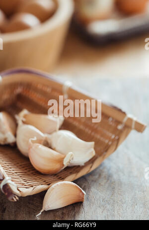 Knoblauchzehe in Bambus Warenkorb Stockfoto