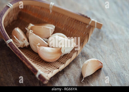 Knoblauchzehe in Bambus Warenkorb Stockfoto