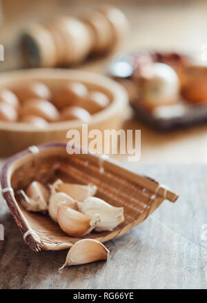 Knoblauchzehe in Bambus Warenkorb Stockfoto