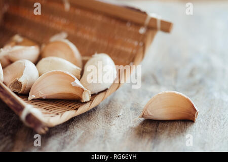 Knoblauchzehe in Bambus Warenkorb Stockfoto