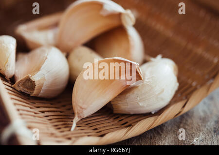 Knoblauchzehe in Bambus Warenkorb Stockfoto