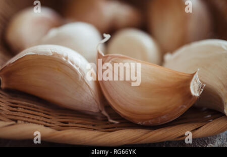 Knoblauchzehe in Bambus Warenkorb Stockfoto