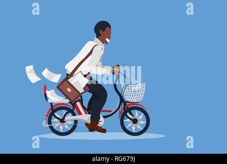 Postman radfahren Fahrrad mit Schreiben Umschläge Postal Service Delivery Konzept afrikanische amerikanische liefern Reiten Fahrrad männliche Zeichentrickfigur in voller Länge Stock Vektor