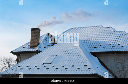 Nahaufnahme der Schornstein auf dem Dach. Winter Stockfoto