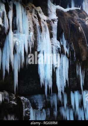 Foto hell Natur gefrorenen Wasserfällen im Winter in den Bergen Stockfoto