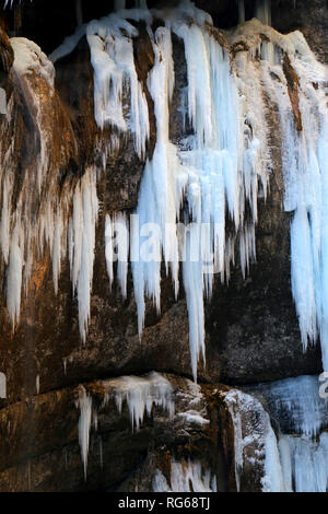 Foto hell Natur gefrorenen Wasserfällen im Winter in den Bergen Stockfoto