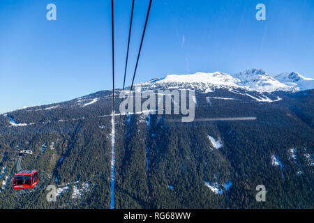 WHISTLER, BC, Kanada - Jan 14, 2019: Der Peak 2 Peak verbindet Blackcomb und Whistler und ist die längste freitragende Gondelbahn der Welt. Stockfoto