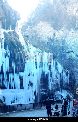 Foto hell Natur gefrorenen Wasserfällen im Winter in den Bergen Stockfoto