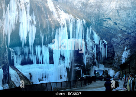 Foto hell Natur gefrorenen Wasserfällen im Winter in den Bergen Stockfoto