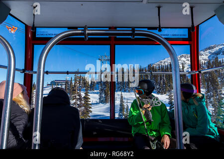 WHISTLER, BC, Kanada - Jan 14, 2019: in einer Gondel Auto des der Peak 2 Peak gondola nach Blackcomb. Stockfoto