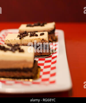 Drei Layer Mousse au chocolat Torte auf einem weißen Teller. Stockfoto