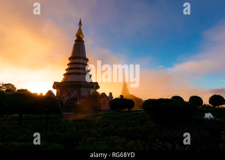 Doi Inthanon Nationalpark in Thailand. Sonnenaufgang am berühmten Pagode. Tagesausflug von Chiang Mai Stockfoto