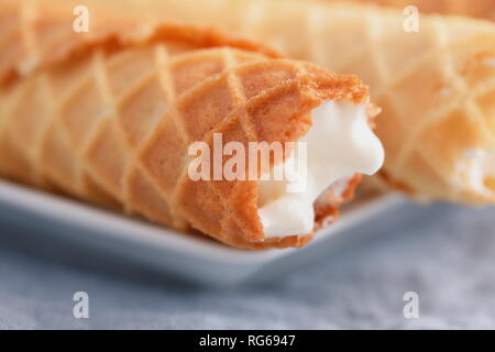 Gaufres de Montcuq, gerollt Wafer mit cremefüllung auf einem weißen Teller Stockfoto