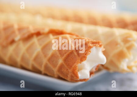 Gaufres de Montcuq, gerollt Wafer mit cremefüllung auf einem weißen Teller Stockfoto