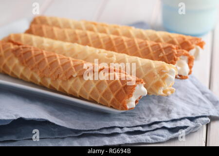 Gaufres de Montcuq, gerollt Wafer mit cremefüllung auf einem weißen Teller Stockfoto