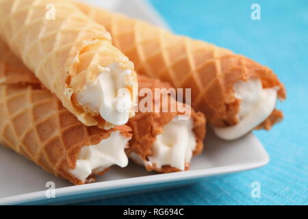 Gaufres de Montcuq, gerollt Wafer mit cremefüllung auf einem weißen Teller Stockfoto