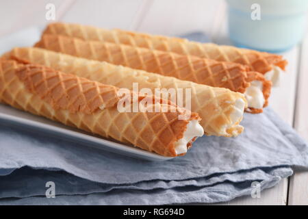 Gaufres de Montcuq, gerollt Wafer mit cremefüllung auf einem weißen Teller Stockfoto